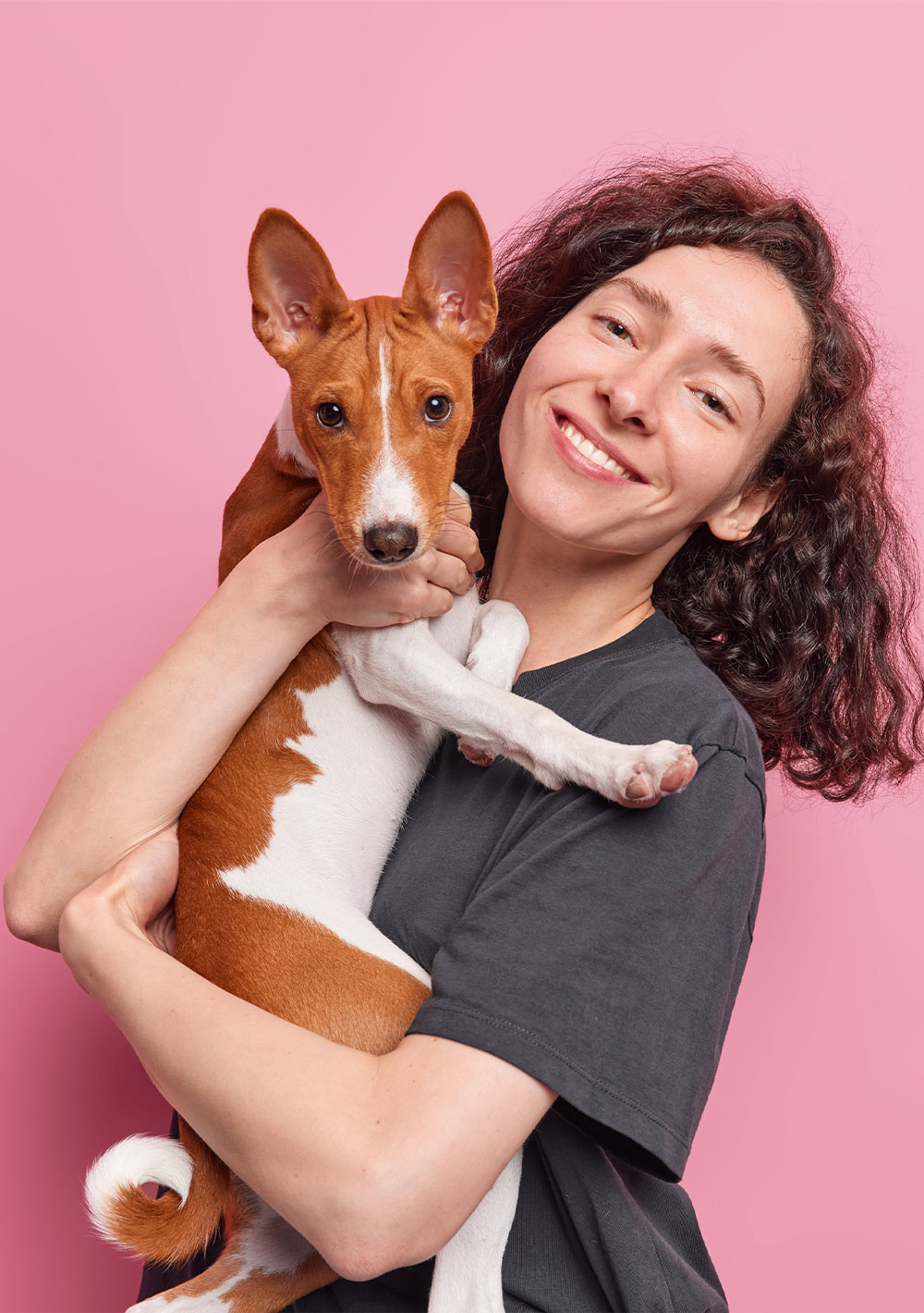 Сотрудница компании с собакой